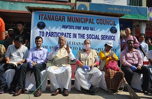 The Governor of Arunachal Pradesh Shri P.B. Acharya along with the States First Lady of the State Smt Kavita Acharya participates in the social service under Swachh Bharat Abhiyan at Itanagr and Naharlagun on 12th May 2017.